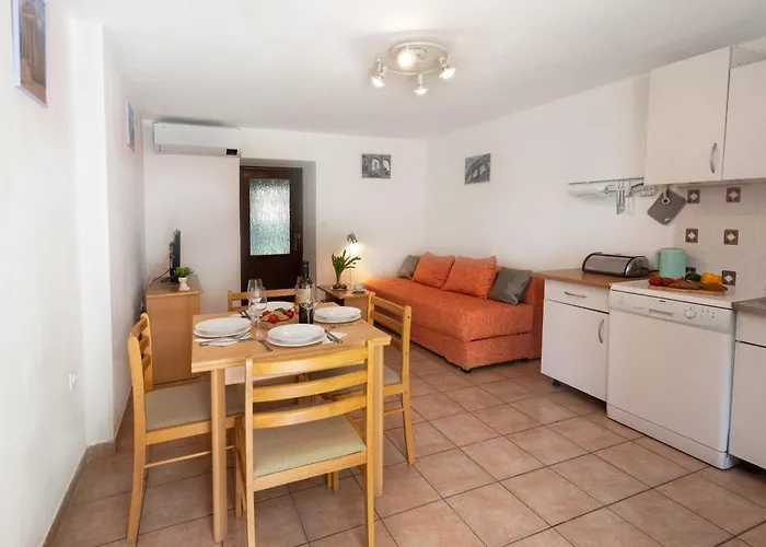 Ama - Ground Floor Banjole